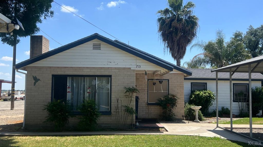 713 E Laguna Avenue, Laton, CA 93242