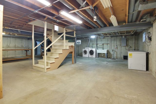 16909 Paxton Avenue, South Holland, IL 60473