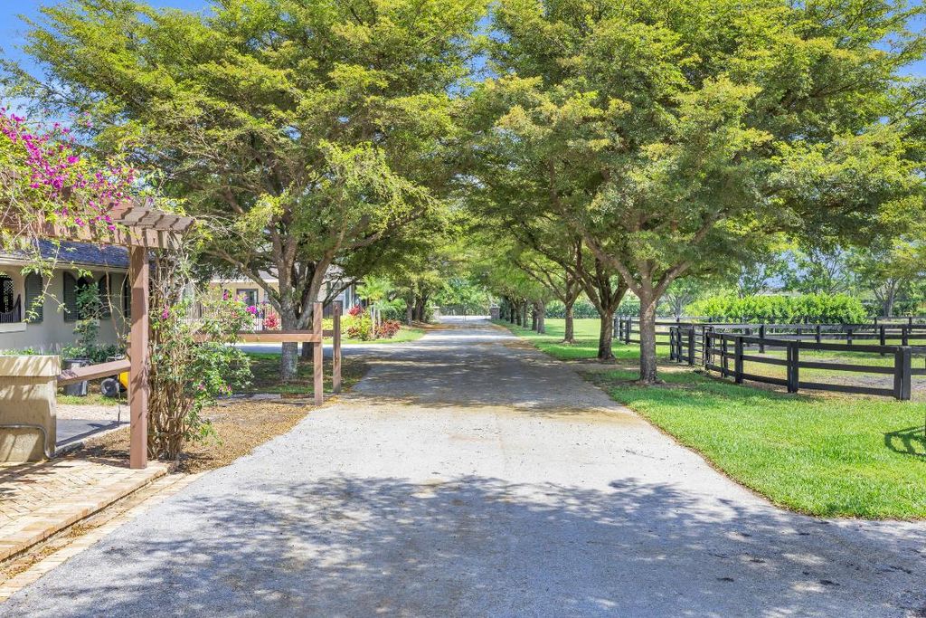 Image 11 of property listing at 13220 55th Street S, Wellington, FL 33449