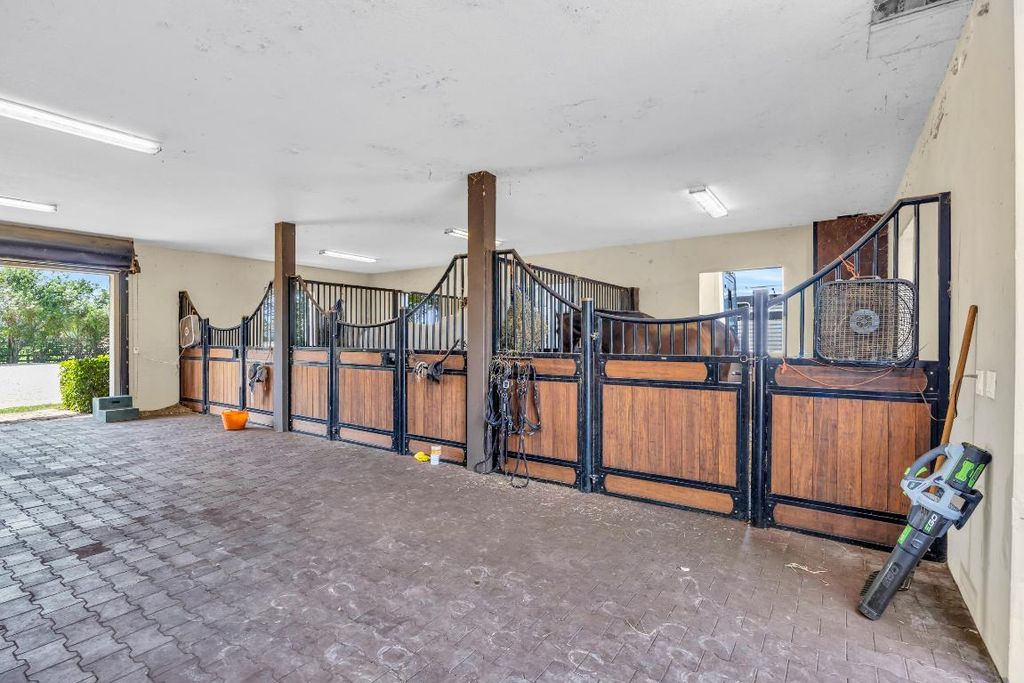 Image 16 of property listing at 13220 55th Street S, Wellington, FL 33449