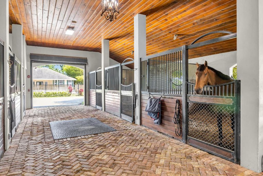 Image 5 of property listing at 13220 55th Street S, Wellington, FL 33449