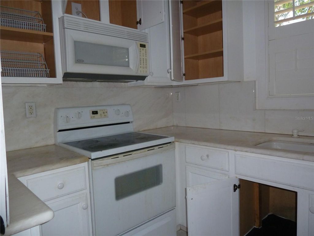 Image 11 of property listing at 3302 W VILLA ROSA STREET, Tampa, FL 33611