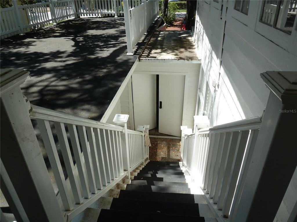 Image 17 of property listing at 3302 W VILLA ROSA STREET, Tampa, FL 33611