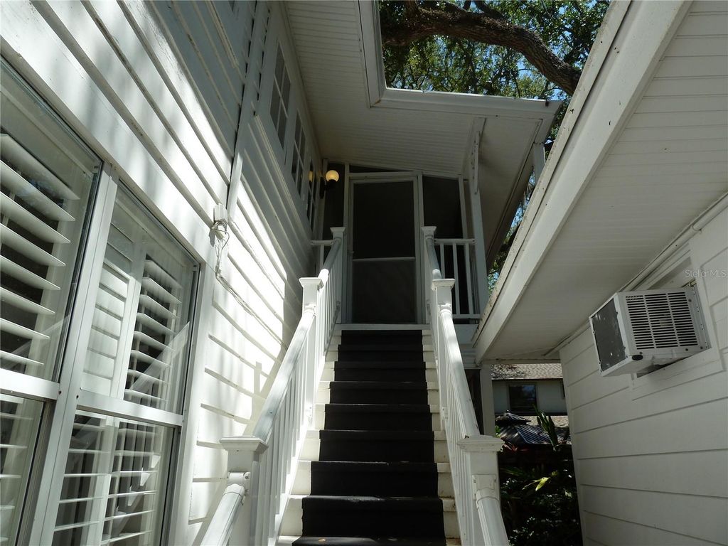 Image 18 of property listing at 3302 W VILLA ROSA STREET, Tampa, FL 33611