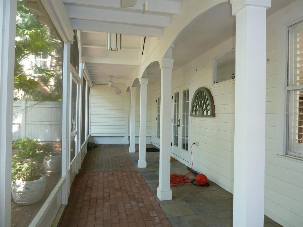 Image 3 of property listing at 3302 W VILLA ROSA STREET, Tampa, FL 33611