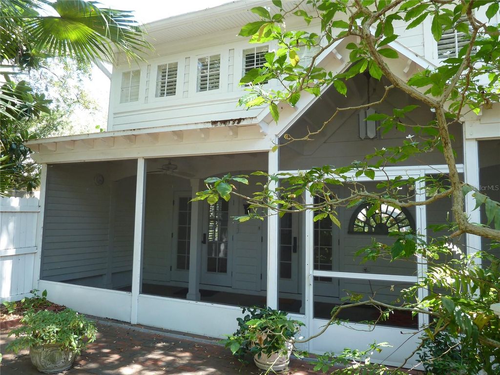 Image 29 of property listing at 3302 W VILLA ROSA STREET, Tampa, FL 33611
