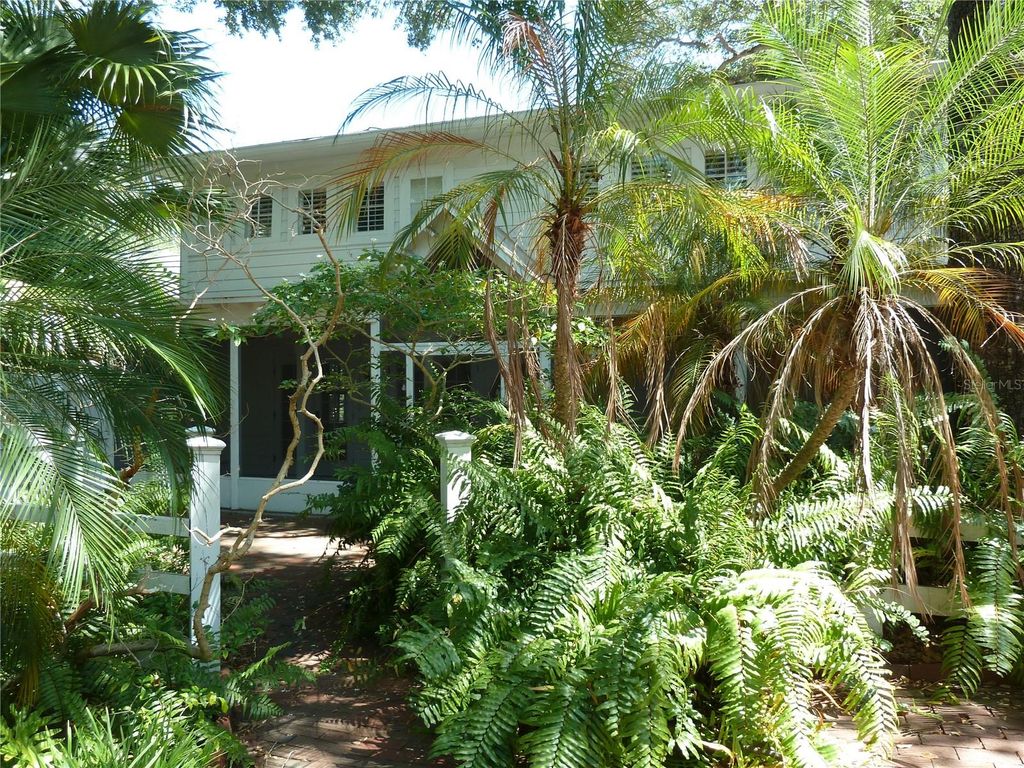 Image 30 of property listing at 3302 W VILLA ROSA STREET, Tampa, FL 33611