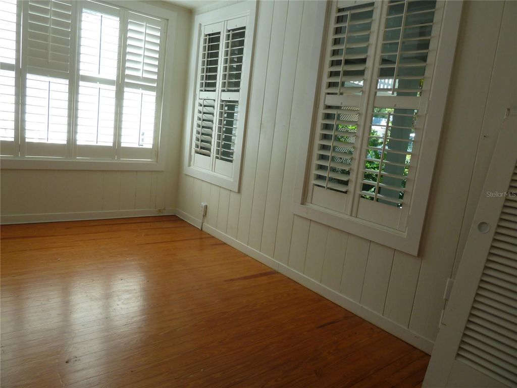Image 4 of property listing at 3302 W VILLA ROSA STREET, Tampa, FL 33611