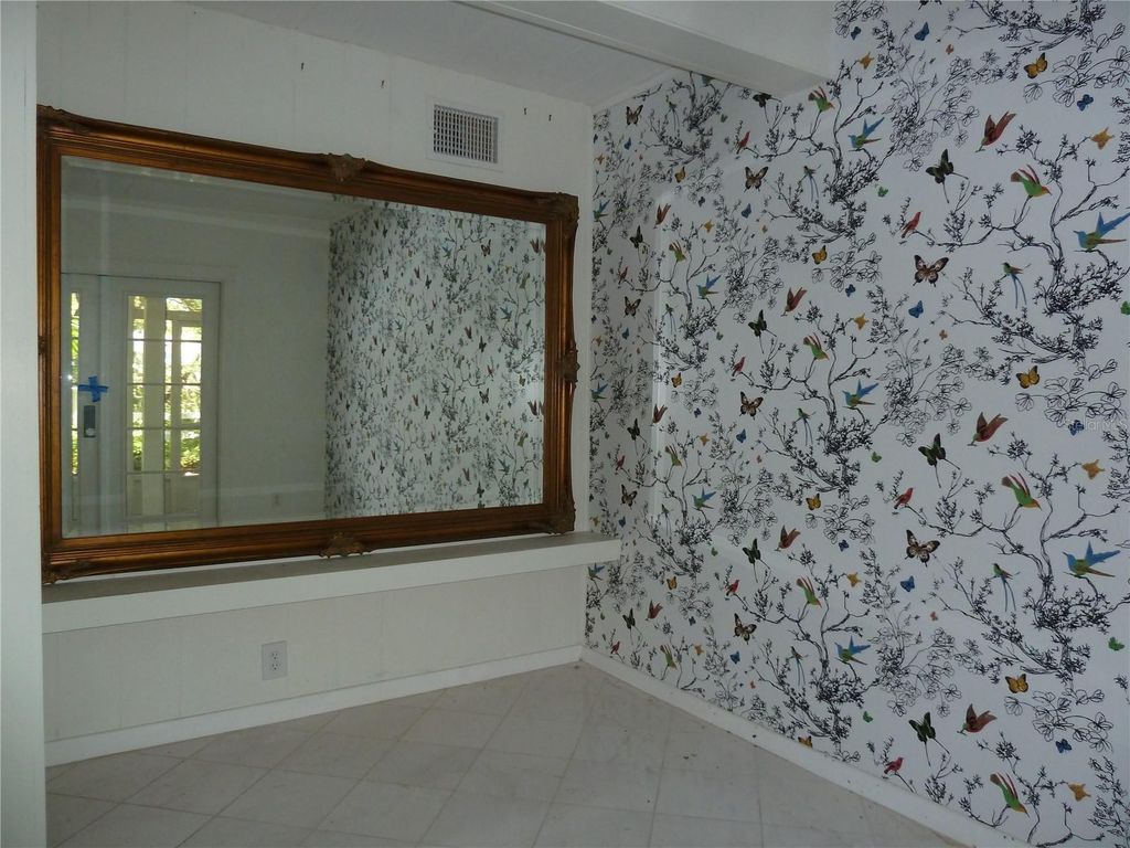 Image 5 of property listing at 3302 W VILLA ROSA STREET, Tampa, FL 33611