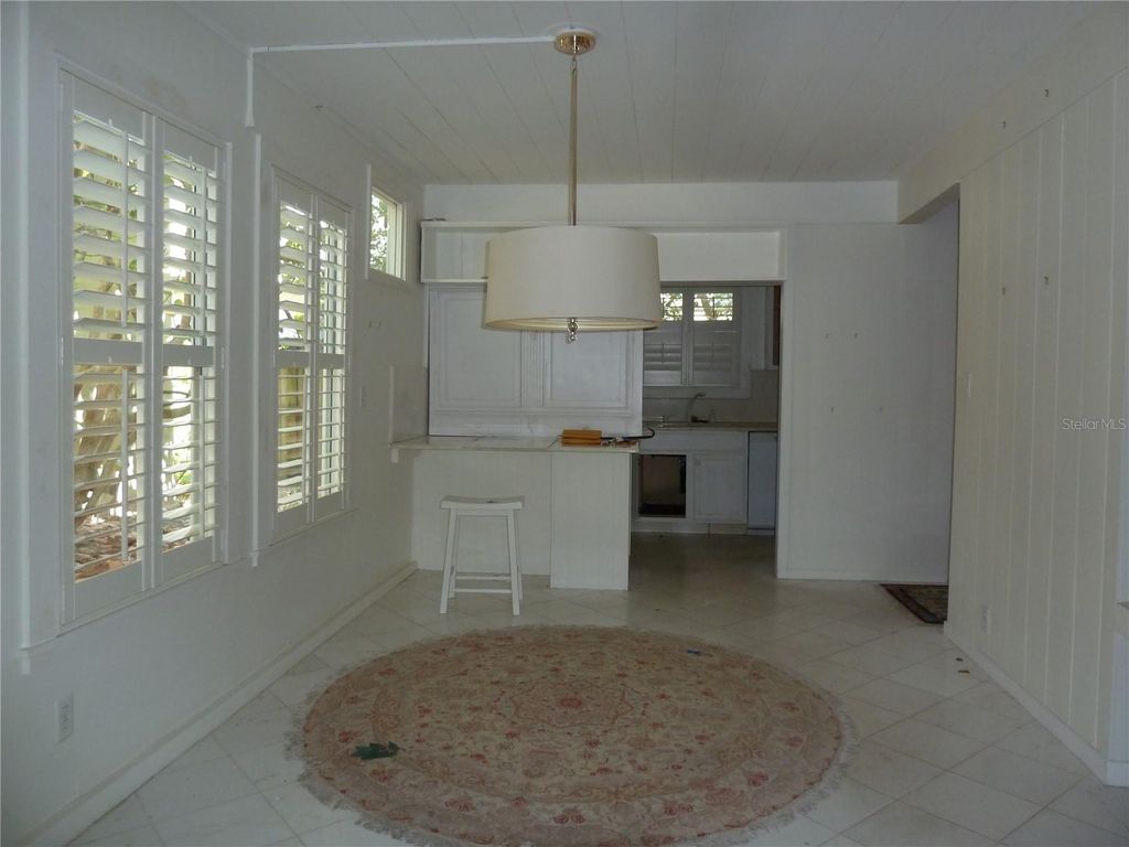 Image 9 of property listing at 3302 W VILLA ROSA STREET, Tampa, FL 33611
