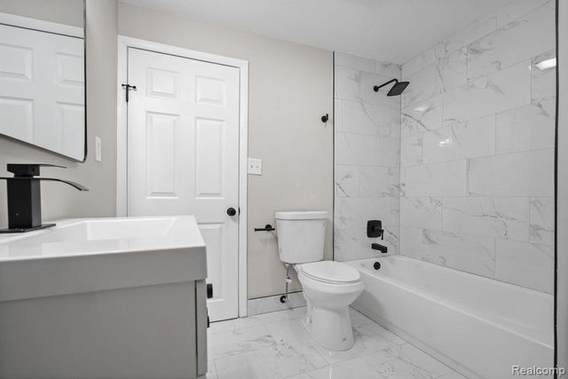 21902 Ridgeway Street, Saint Clair Shores, MI 48080
