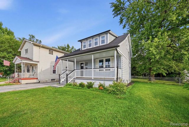 21902 Ridgeway Street, Saint Clair Shores, MI 48080