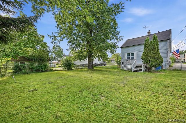 21902 Ridgeway Street, Saint Clair Shores, MI 48080