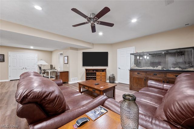 8612 Mackenzie Avenue NW, North Canton, OH 44720