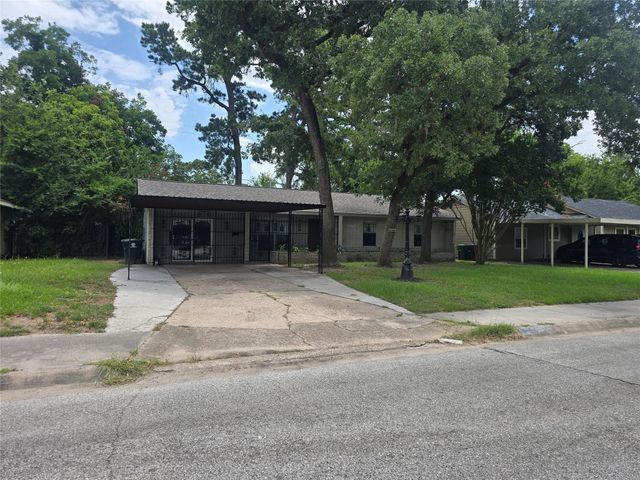 10518 Royal Oaks Drive, Houston, TX 77016