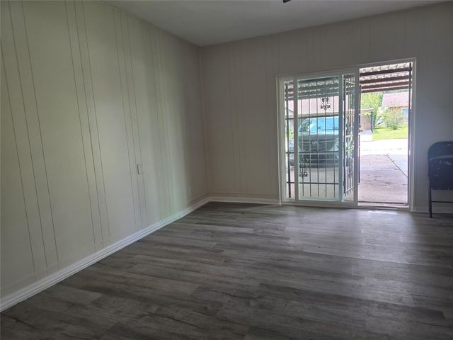 10518 Royal Oaks Drive, Houston, TX 77016
