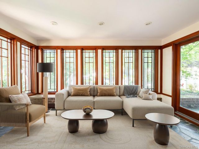 3 West Drive, Manhasset, NY 11030