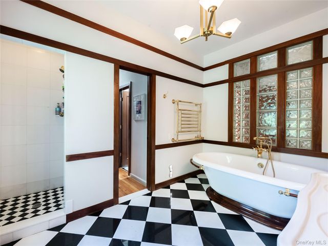 3 West Drive, Manhasset, NY 11030