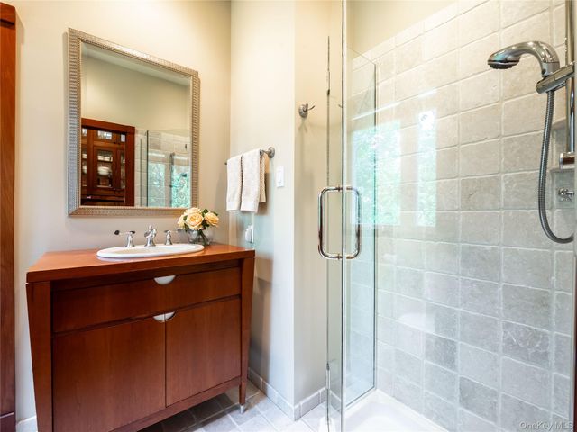 3 West Drive, Manhasset, NY 11030