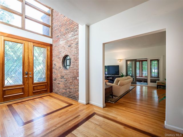 3 West Drive, Manhasset, NY 11030