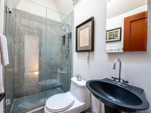 3 West Drive, Manhasset, NY 11030