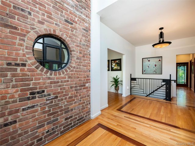 3 West Drive, Manhasset, NY 11030