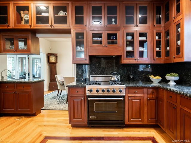 3 West Drive, Manhasset, NY 11030