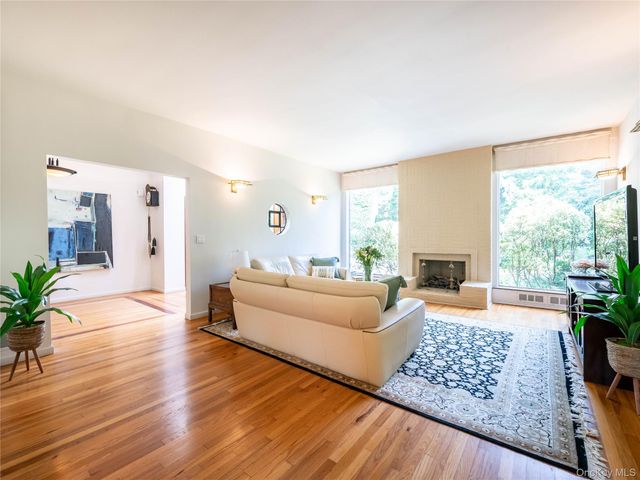 3 West Drive, Manhasset, NY 11030
