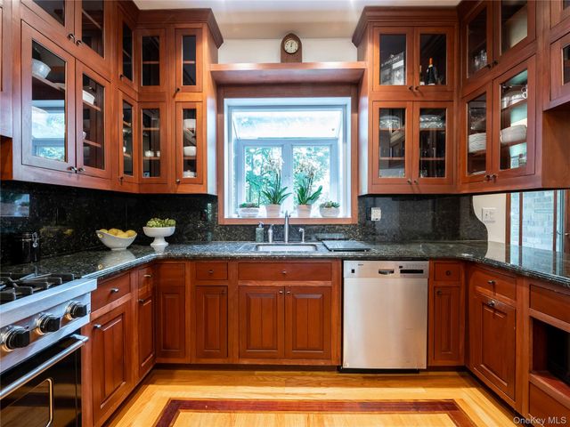 3 West Drive, Manhasset, NY 11030