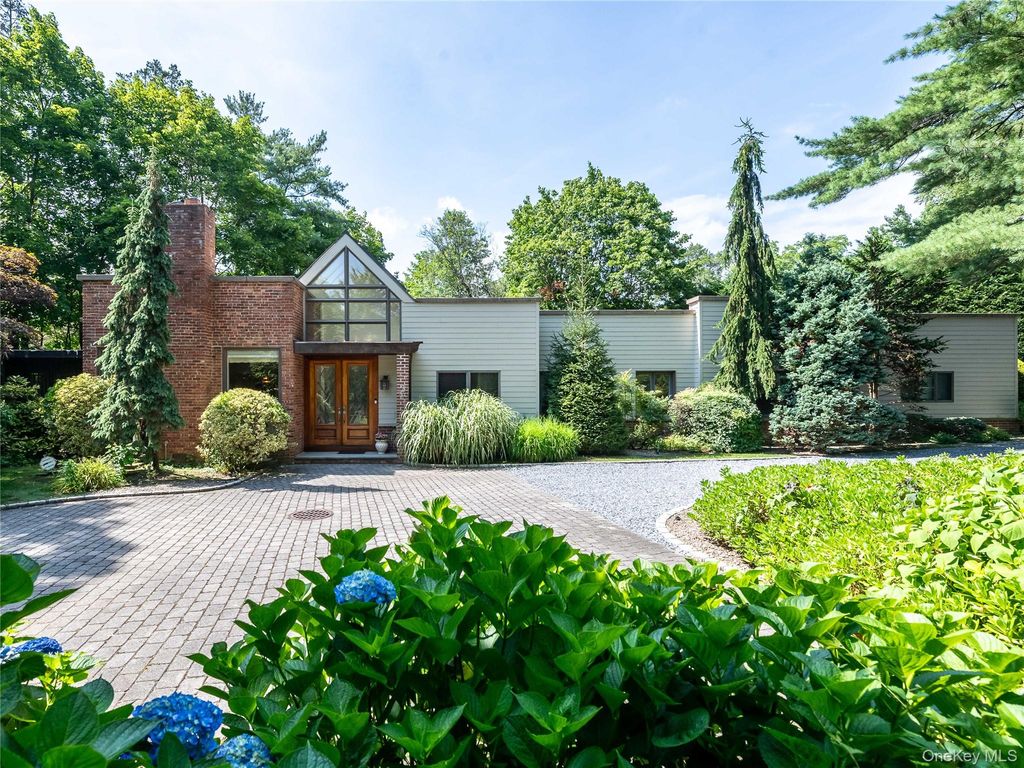 3 West Drive, Manhasset, NY 11030