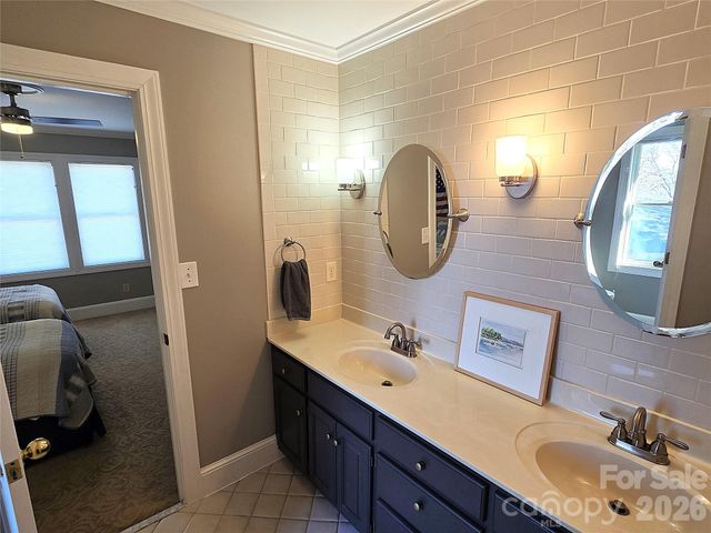 40 Shipwatch Drive, Hickory, NC 28601