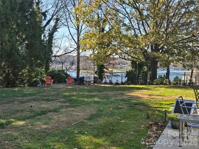 40 Shipwatch Drive, Hickory, NC 28601