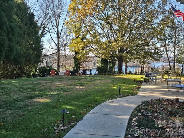 40 Shipwatch Drive, Hickory, NC 28601