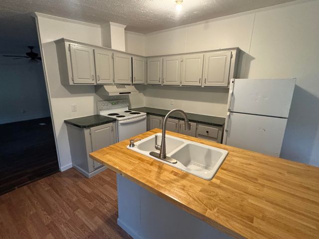 81 Sodie Cameron Rd., Lumberton, MS 39455