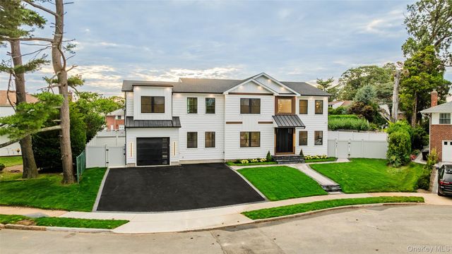 712 Bach Court, Westbury, NY 11590