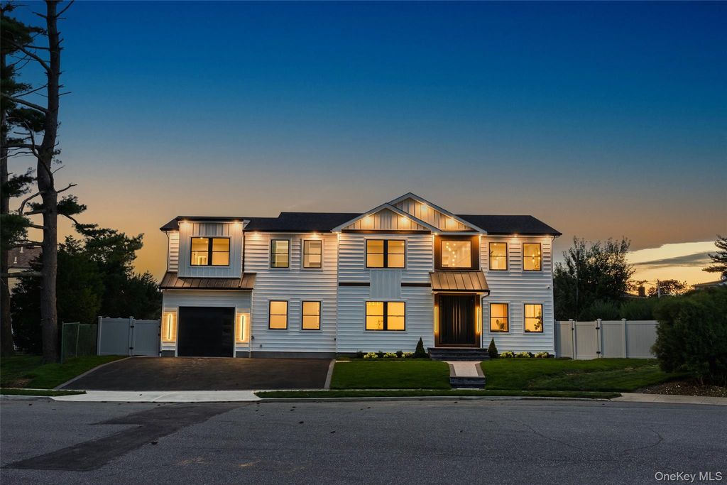 712 Bach Court, Westbury, NY 11590 — photo 2