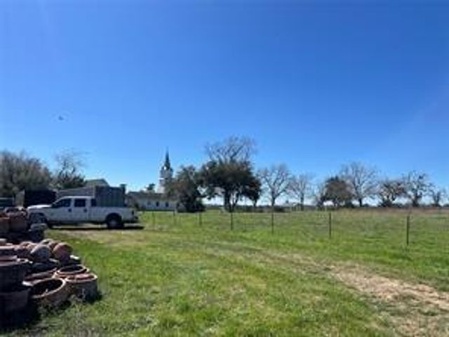 000 Mcelroy Road, New Ulm, TX 78950