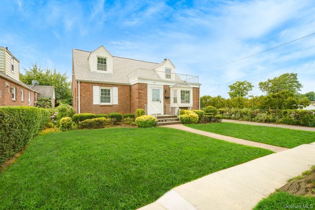 204 Center Street, Williston Park, NY 11596