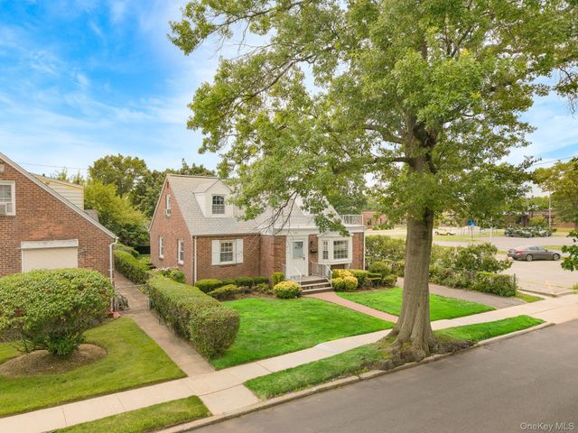 204 Center Street, Williston Park, NY 11596