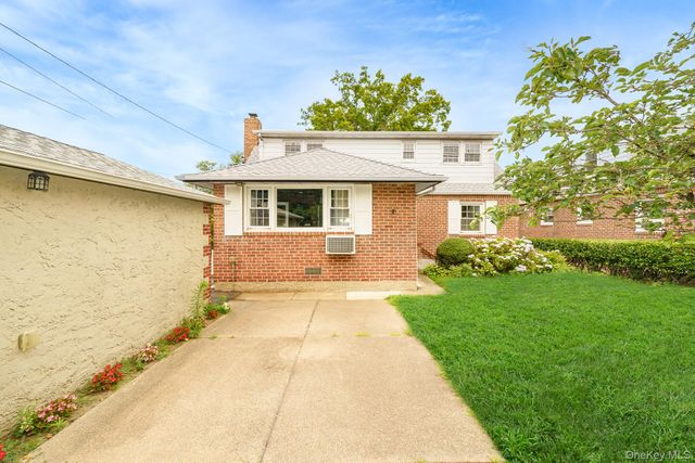 204 Center Street, Williston Park, NY 11596