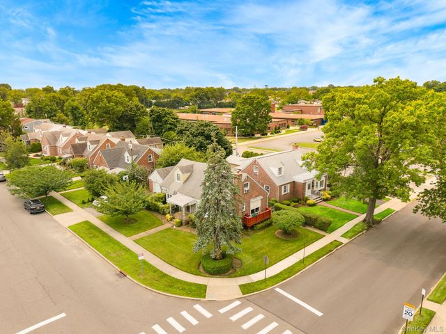 204 Center Street, Williston Park, NY 11596