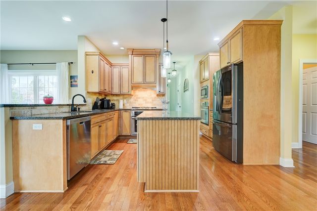 11 Rainbrooke Drive, Pittsford, NY 14534