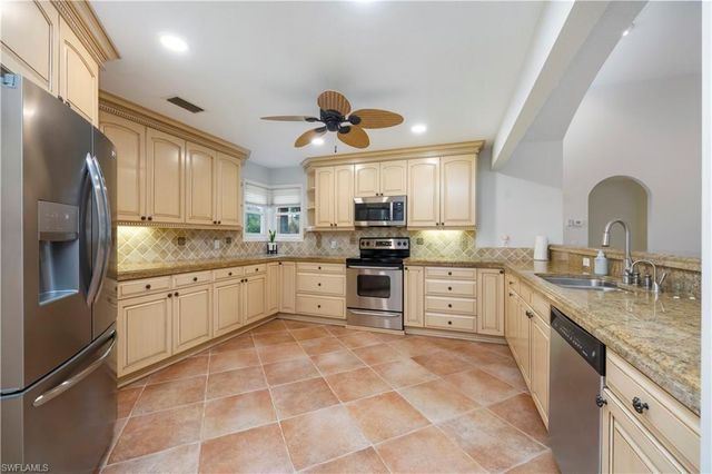 562 Cormorant CV, Naples, FL 34113
