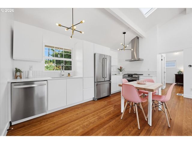 10936 Ne RUSSELL St, Portland, OR 97220