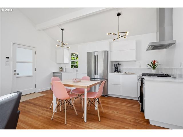 10936 Ne RUSSELL St, Portland, OR 97220
