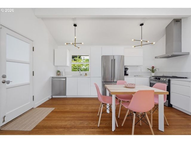10936 Ne RUSSELL St, Portland, OR 97220