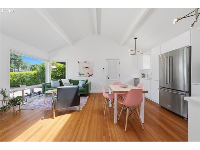 10936 Ne RUSSELL St, Portland, OR 97220