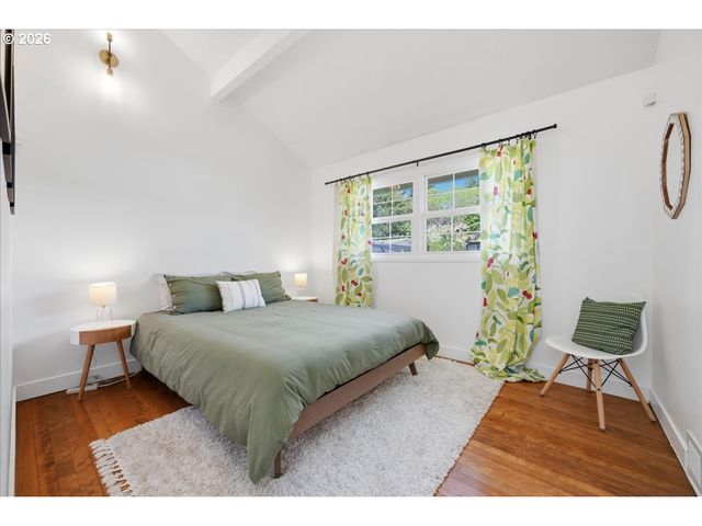 10936 Ne RUSSELL St, Portland, OR 97220