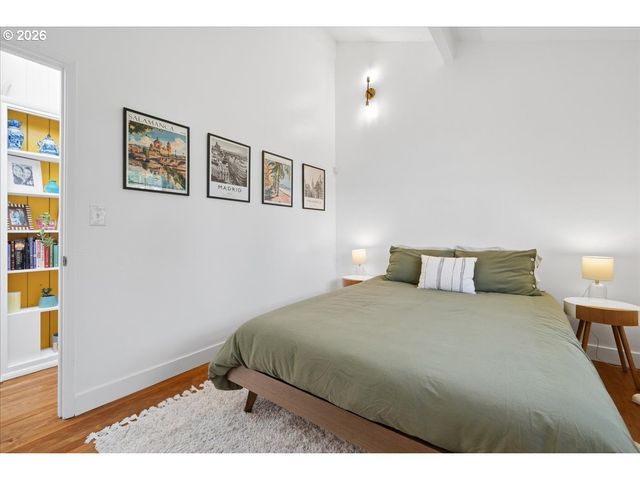 10936 Ne RUSSELL St, Portland, OR 97220