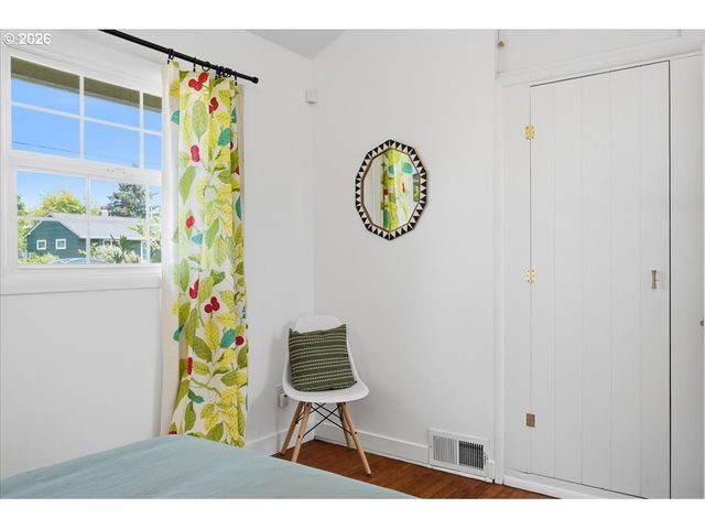 10936 Ne RUSSELL St, Portland, OR 97220